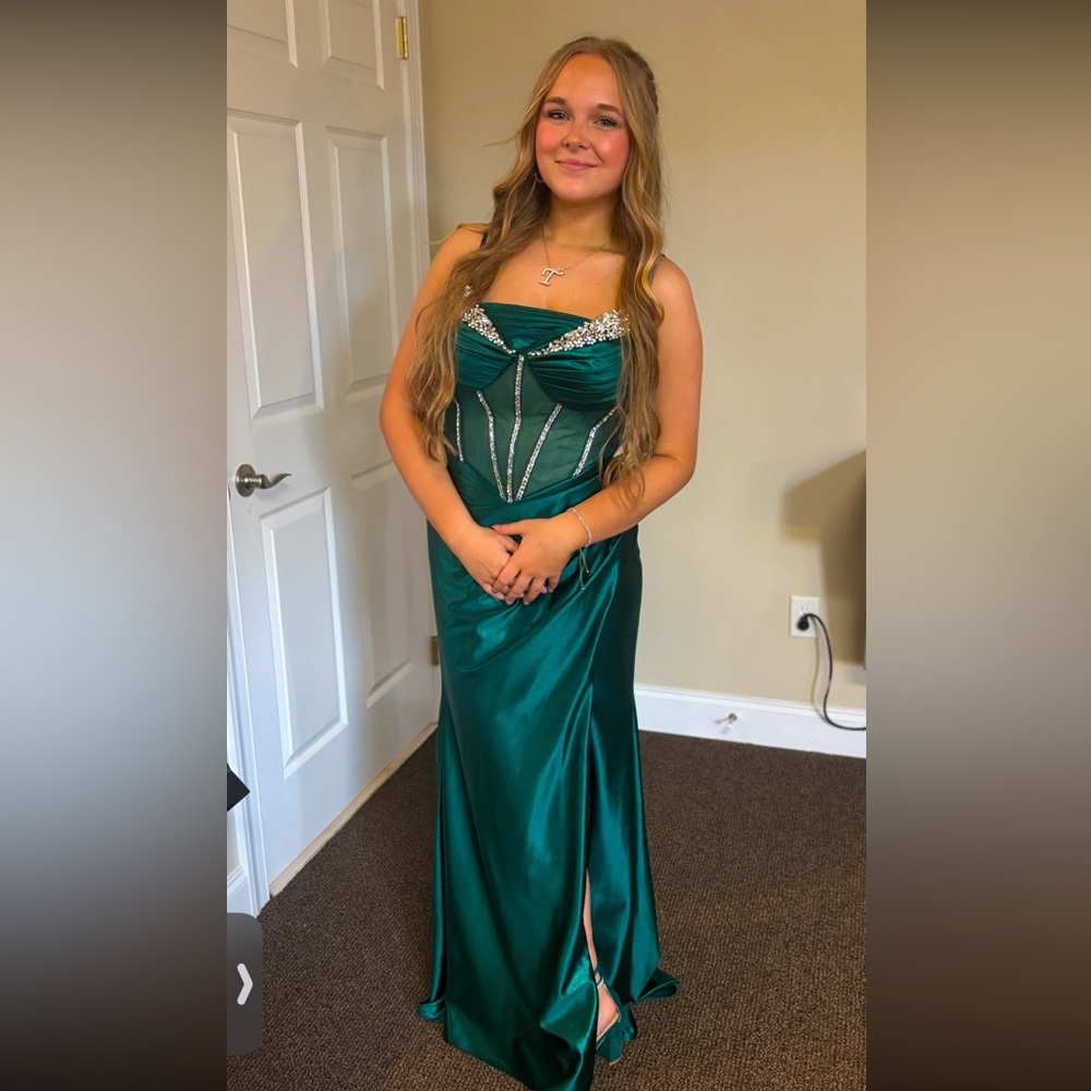 Emerald green boutique dress!! Excellent condition!! Size 8-10